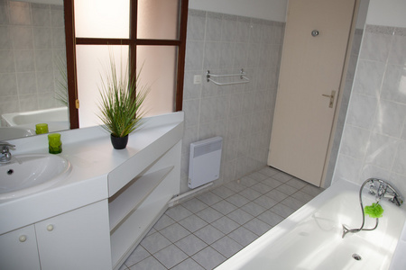在一个房子里的白色清洁和现代最小浴室