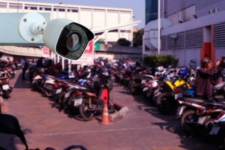 闭路电视防盗摄像头在模糊的摩托车停车场