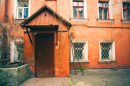 老房子在古老的城市，在东欧国家的城市贫困