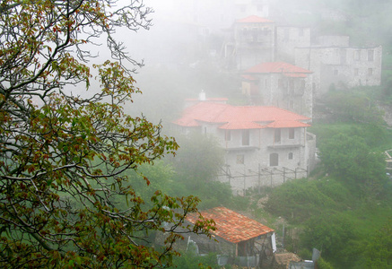 Stemnitsa 村庄在雾中的视图