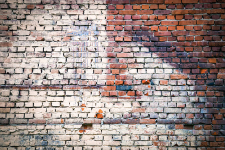 红色砖老墙壁与发黑和白色砖, 纹理垃圾背景