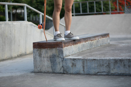 skatepark 中有滑板的年轻女子的裁剪图像