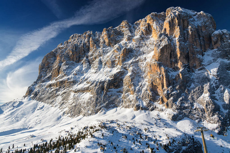 乐观的白云石阿尔卑斯山附近 TrentinoAltoAdige 地区，意大利瓦尔迪 Fassa 毛巾的浴室场景。