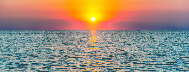 在夏天结束的地中海风景日落