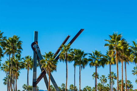 在威尼斯海滩, 洛杉矶的棕榈树蓝天。美国加利福尼亚州