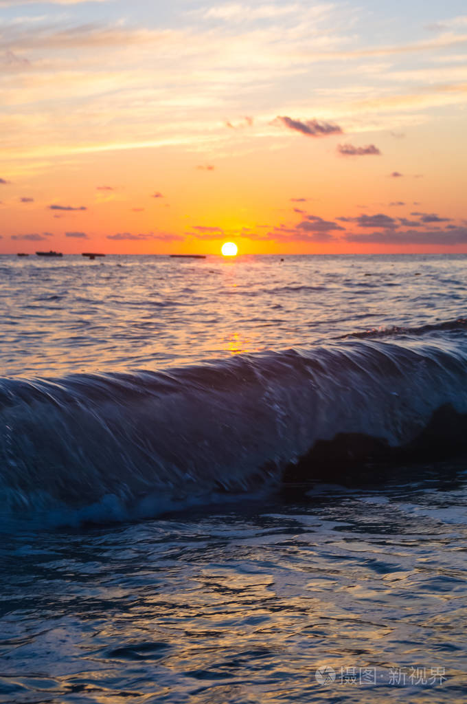 夏季海上日落, 阳光, 海浪和云,美丽的戏剧性照明