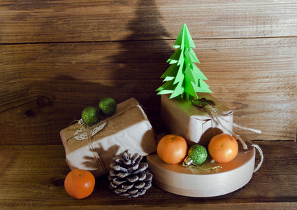 圣诞礼品和玩具上的木制的背景