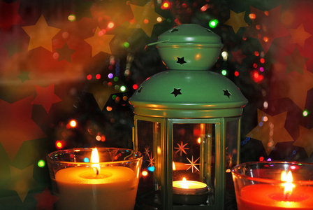 圣诞彩灯和燃烧的蜡烛