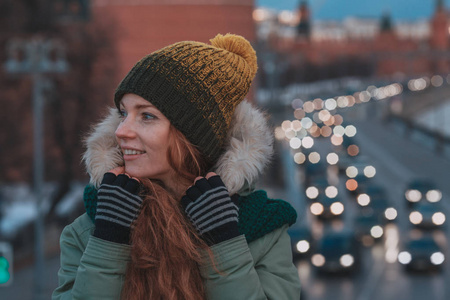 美丽的冬天冬天下雪的景色的年轻女子的画像 漂亮的红发女孩走在冬天晚上市相似素材图片 摄图新视界 美丽的冬天冬天下雪的景色的年轻女子的画像 漂亮的红发女孩走在冬天晚上市相似素材图片 摄图新视界