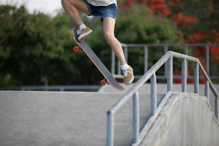 滑板滑板在 skatepark 坡道上的裁剪图像