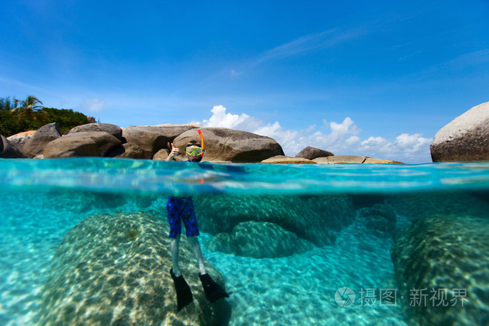 小男孩在海洋中游泳