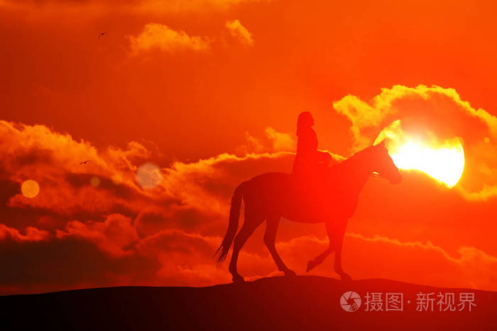 当太阳下山时, 剪影或女人和马在地平线上奔跑