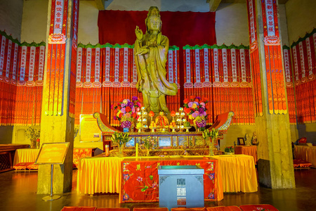 上海，中国2017 年 1 月 29 日 宗教法坛与大金佛像上方，居中放置位于静安寺区