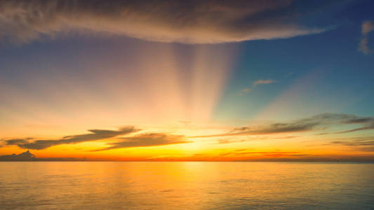 橘黄色的夕阳海地平线