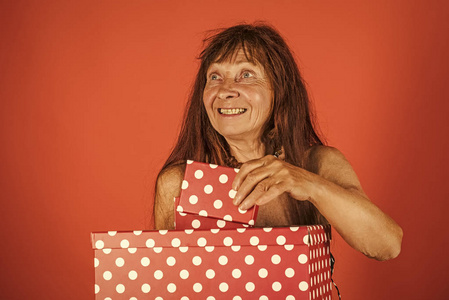 长头发奶奶图片