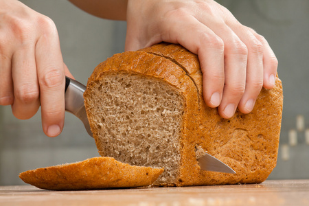 手切黑麦面包