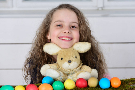兔子玩具和复活节蛋快乐的女孩