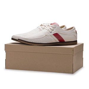 男士夏季优雅白色皮鞋鞋带上的纸板盒