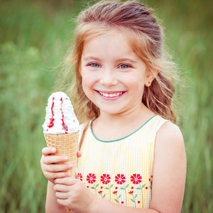 小女孩吃着冰淇淋照片