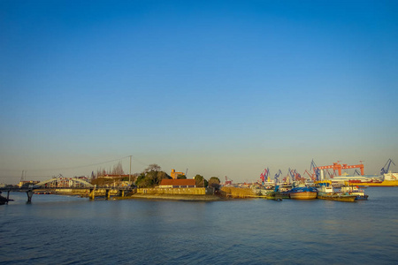 上海市 上海河岸 工业船和一些港口设施躺在海滨，美丽的蓝色天空