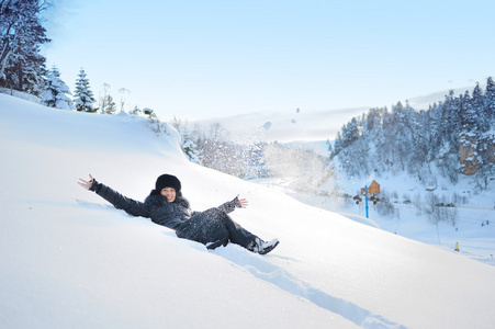 在冬天在雪地里躺着的女人