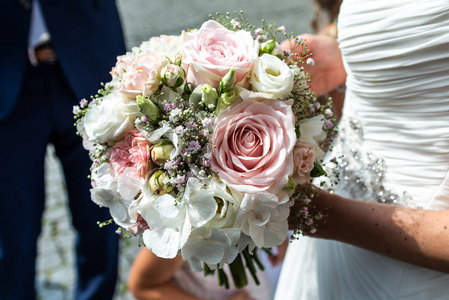 婚礼的花束举行由新娘特写。粉红色的花