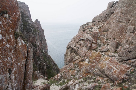 一座高高的岩石海岸线, 海中的悬崖, 湖水上的雾气