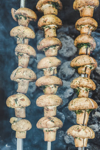 香烤的蘑菇煮熟在火盆 顶视图 特写