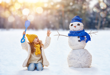 女孩玩堆雪人