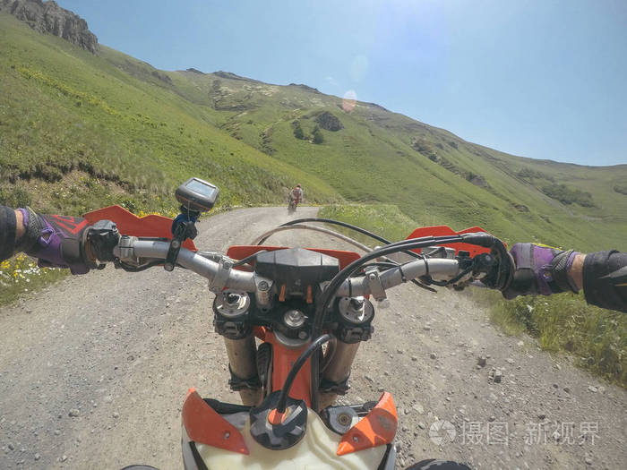 山泥自行车复古的旅途在高高加索山