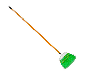 绿色塑料扫帚与棕色的日志句柄
