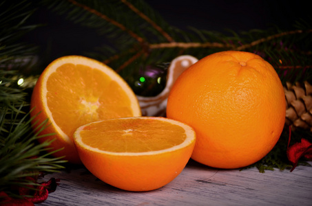 橘子和枞树树枝上木制的背景。自然的圣诞节装饰