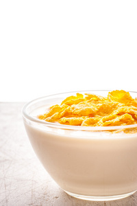 天然酸奶在玻璃碗与玉米片垂直