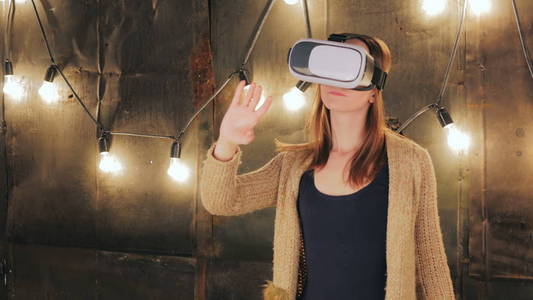 使用虚拟现实眼镜的年轻女人
