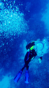潜水员在深蓝水中的气泡