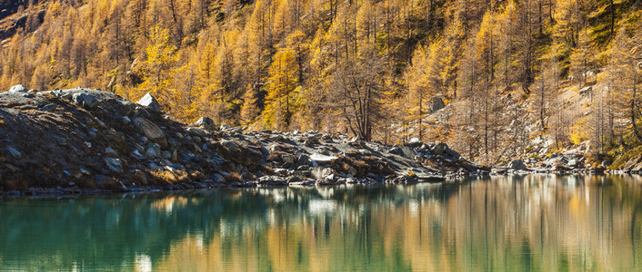 美丽的山湖在秋天信箱