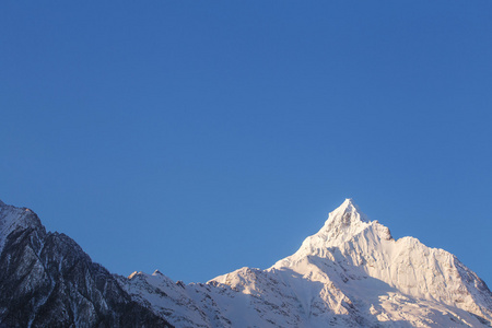 雪景山背景图片