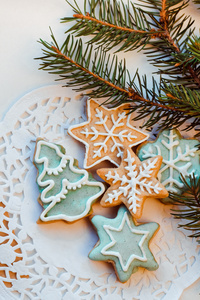 节日装饰和枝条的圣诞 tre 圣诞饼干