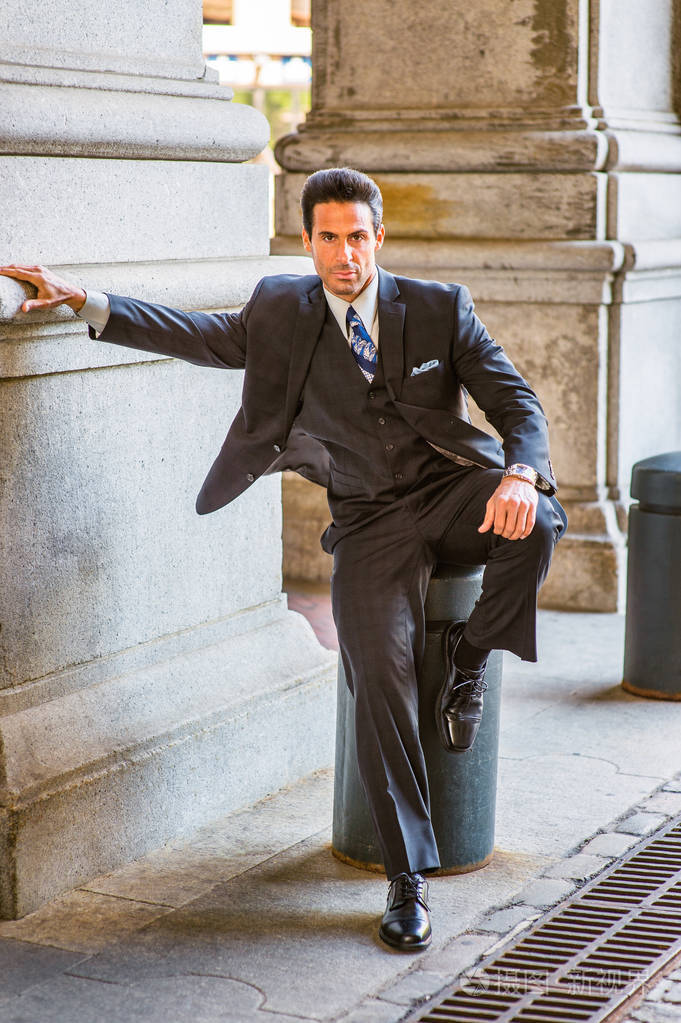 中年美国商人旅行在纽约工作