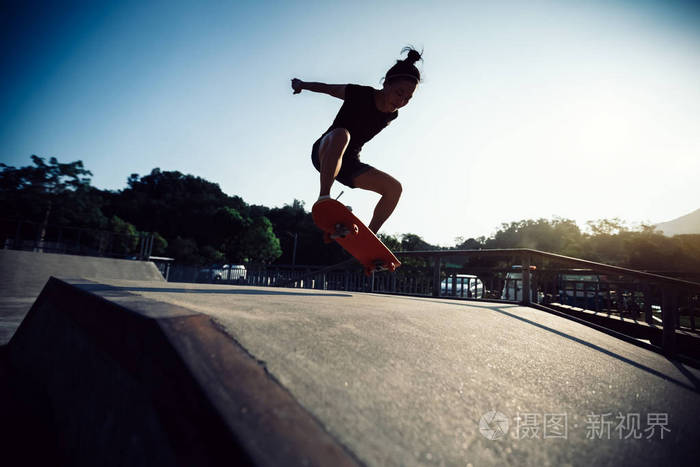 skatepark 坡道上的年轻女性滑板滑板