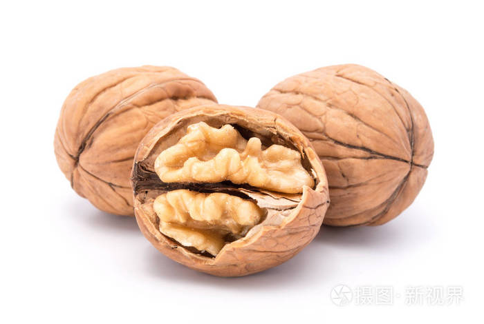 在白色背景下被分离的核桃与破裂的胡桃照片 正版商用图片0oj5xk 摄图新视界