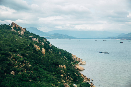 与视图的海洋，完美的海滩，大石头，树木，蔚蓝的海水的美丽景观。背景图像。概念的旅行