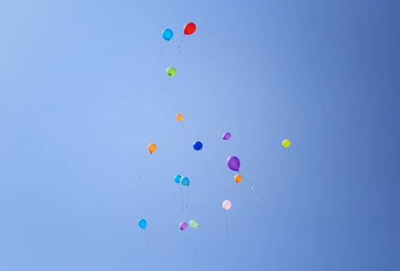 蓝蓝的天空背景上的彩色气球