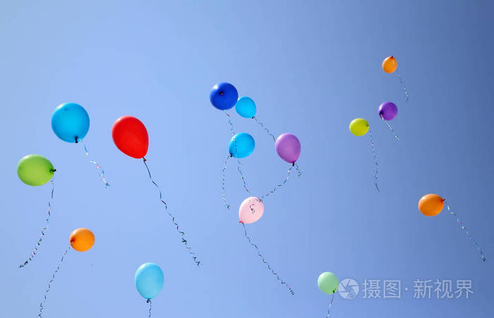 蓝蓝的天空背景上的彩色气球