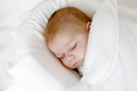 可爱的小刚出生的婴儿的女孩，睡毯裹