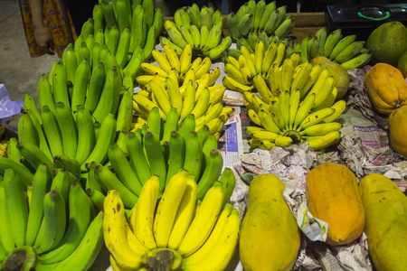 香蕉和芒果在市场上春蓬泰国