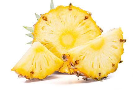 白色背景的切片美味菠萝果照片