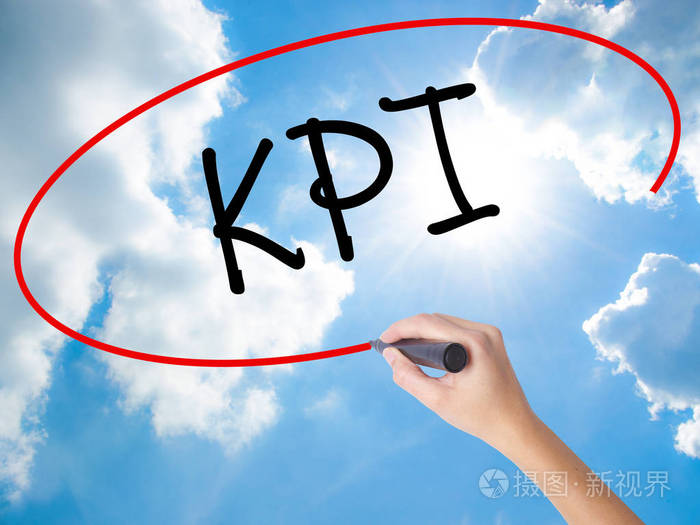 女人的手写作kpi关键绩效指标与黑色的马