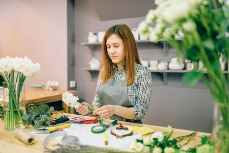 女花商准备花卉组成, 花园设备的工作场所。花卉店, 花卉业务