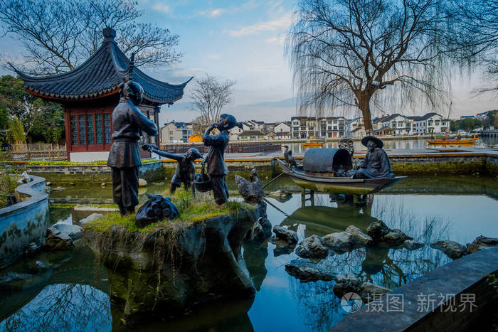 上海，中国2017 年 1 月 29 日 著名周庄水乡古镇 古城区与渠道和老建筑，迷人的热门旅游区